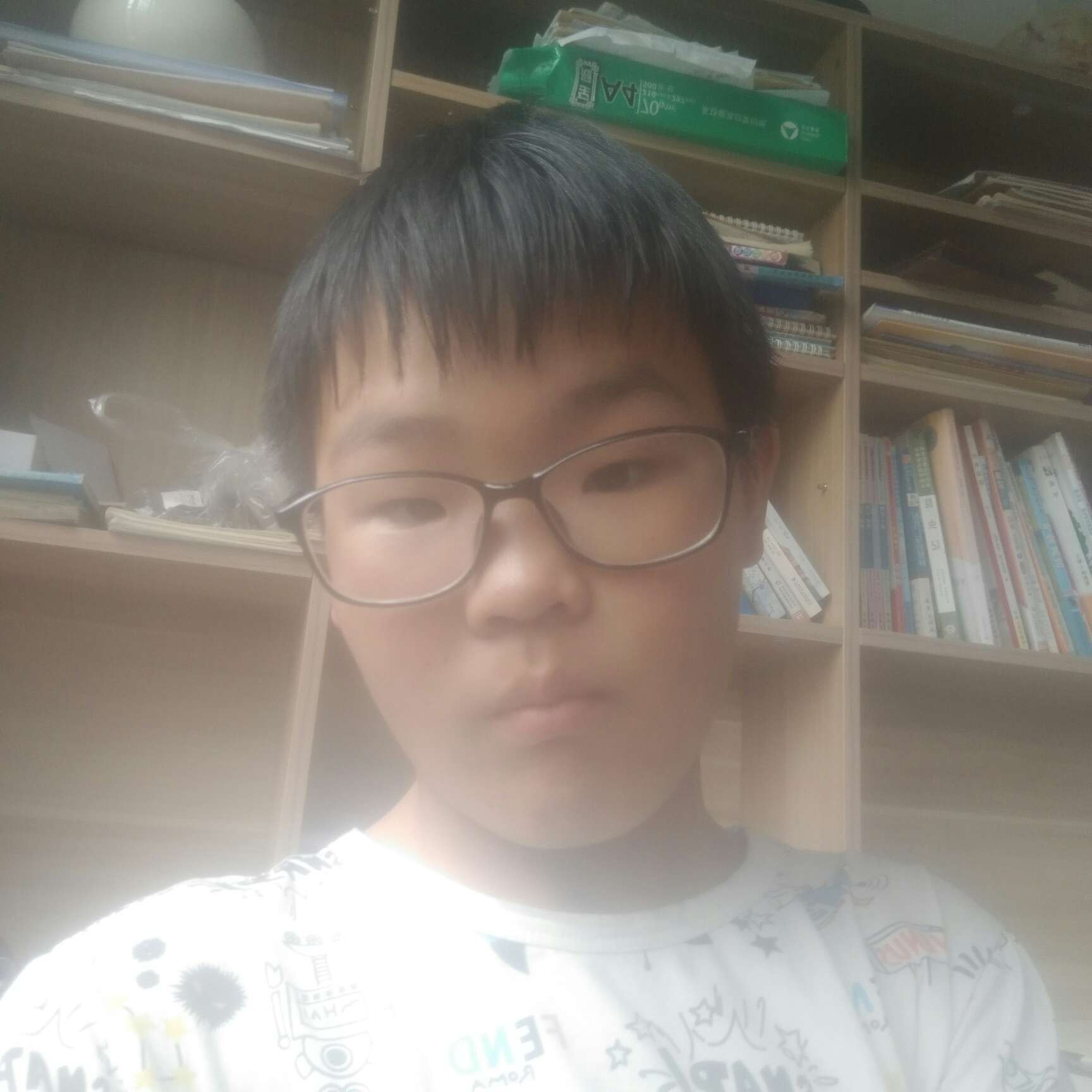 慈祥改变枕头的照片