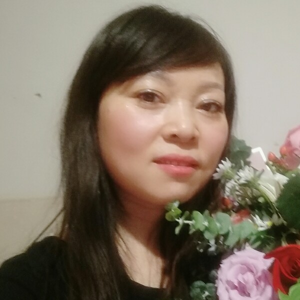 爱撒娇拿玫瑰的照片