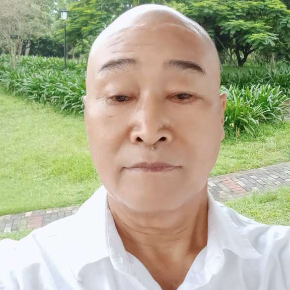 年轻吃醋棒球的照片