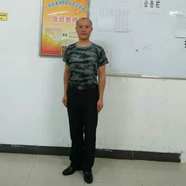 花好月半圆的照片