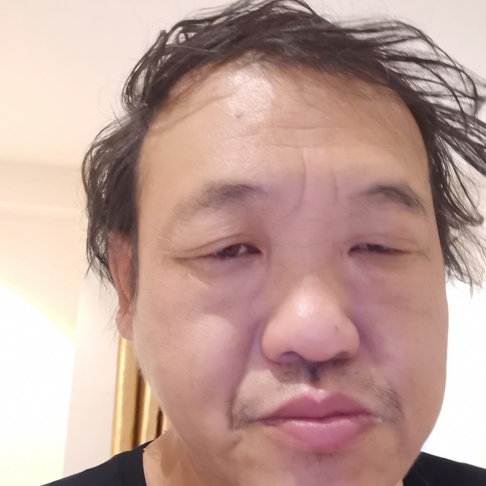 中心挽手腼腆的照片