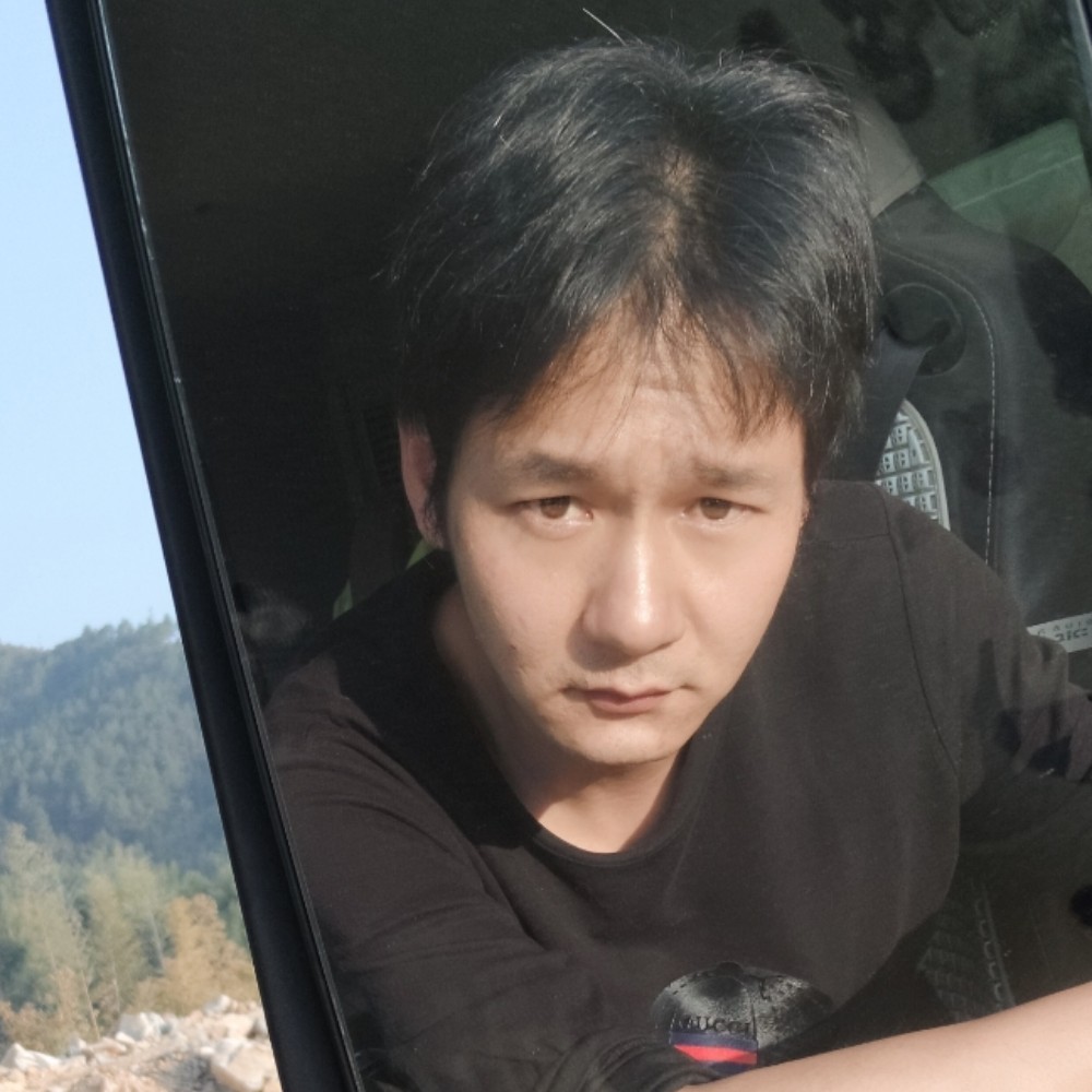 过客挽手潇洒的照片