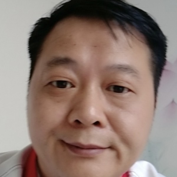会做菜的厨师的照片