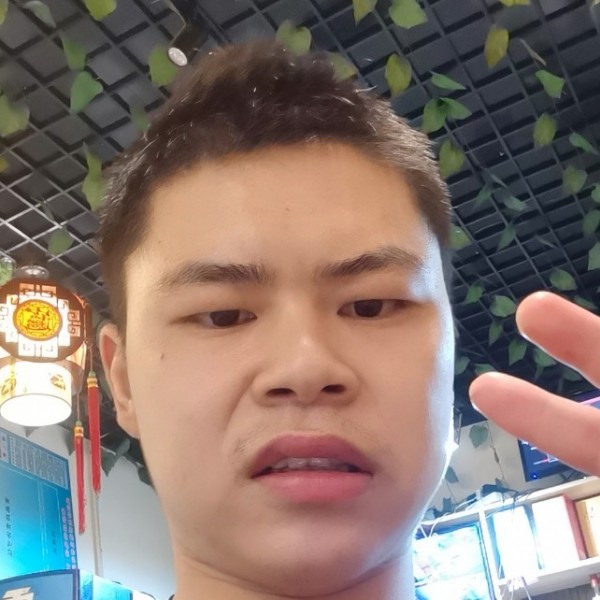 帅气向滑板的照片