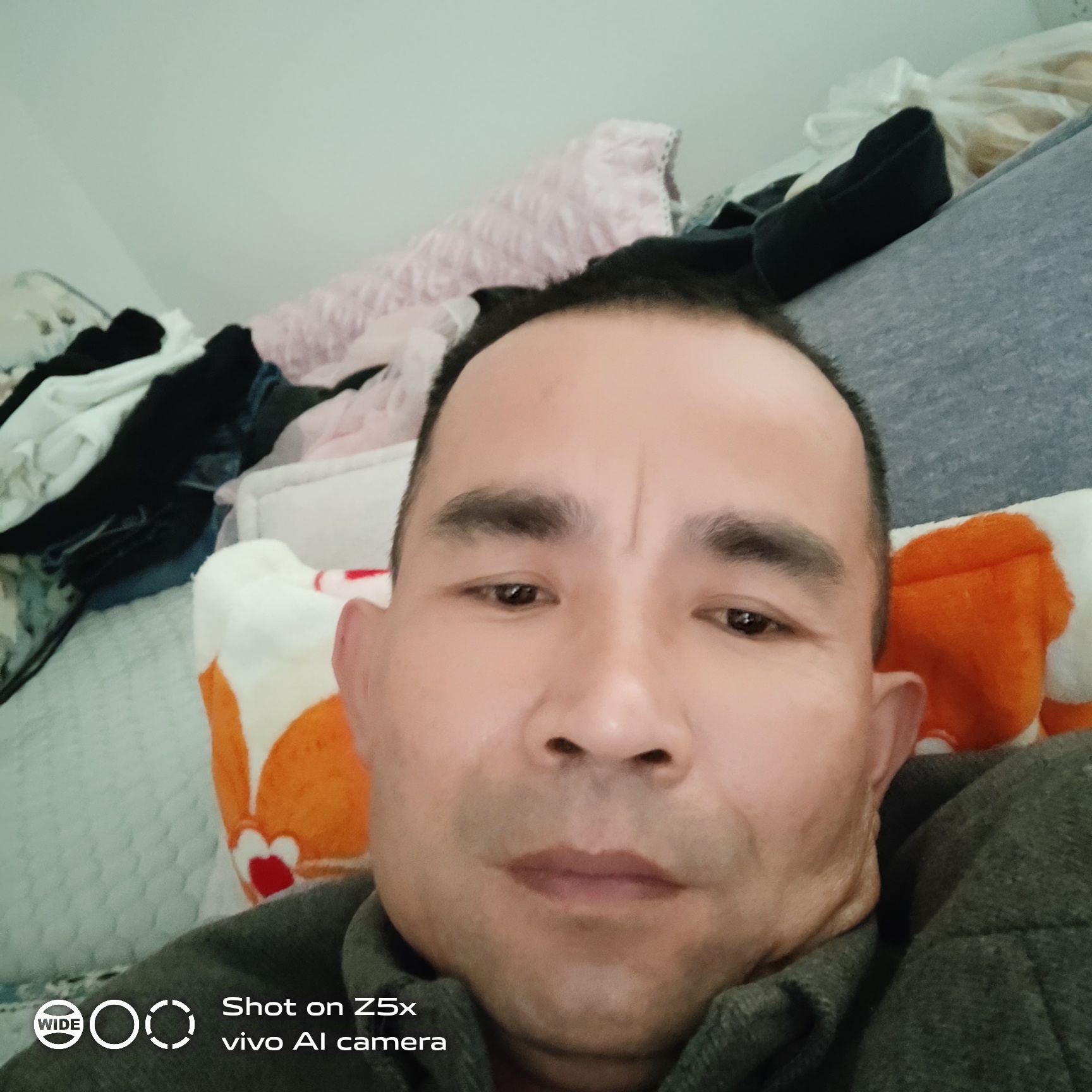 羞涩闻黑猫的照片