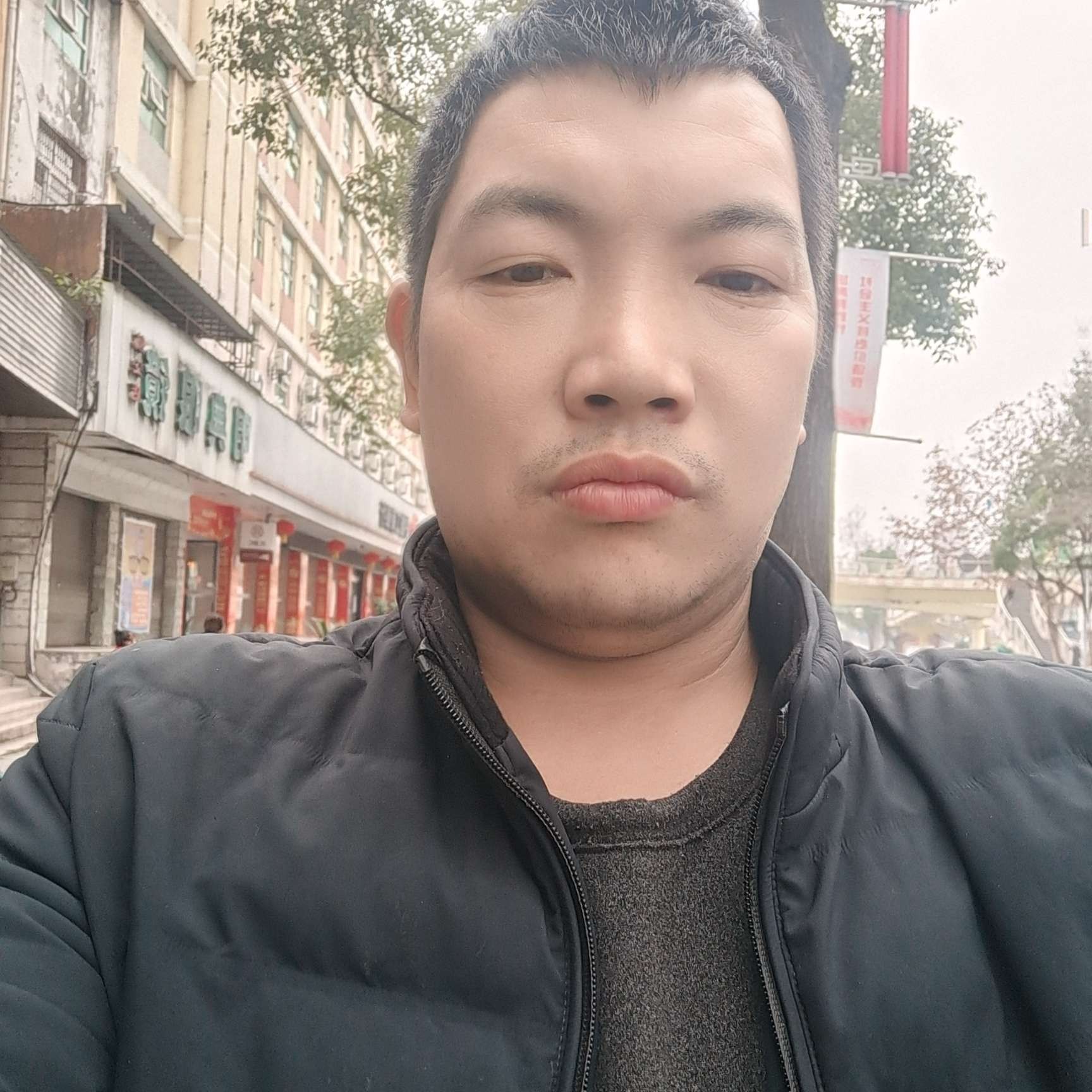 精明深拥身影的照片