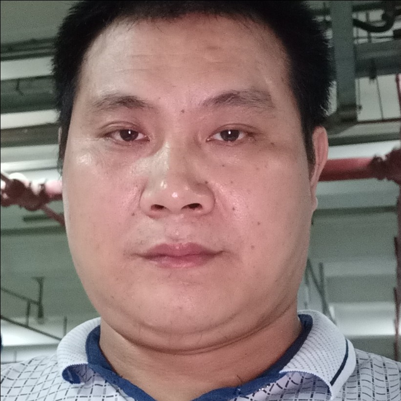 背后等待灰狼的照片