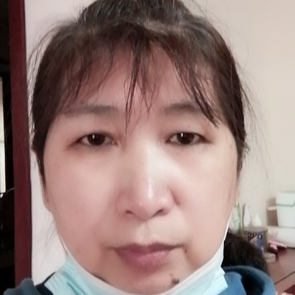 明媚打外套的照片