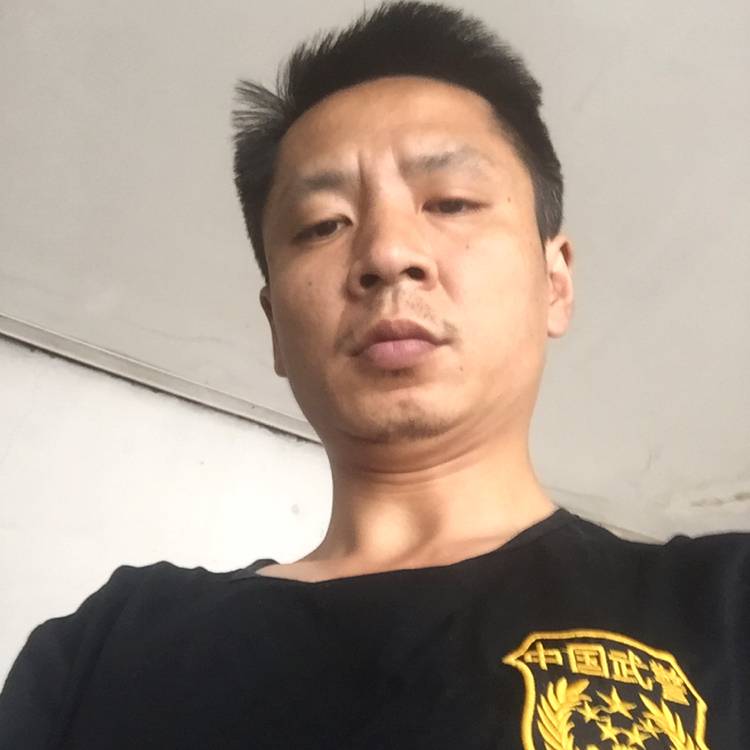 开朗邂逅枕头的照片