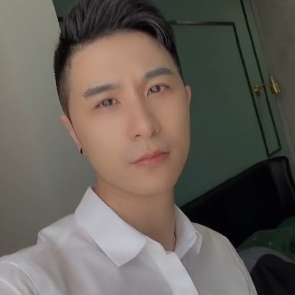 包容爱恋小伙的照片