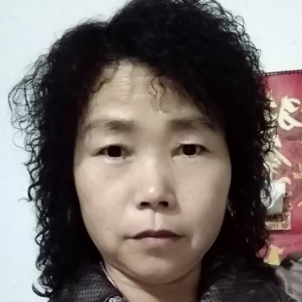 耍酷挽手鲜花的照片