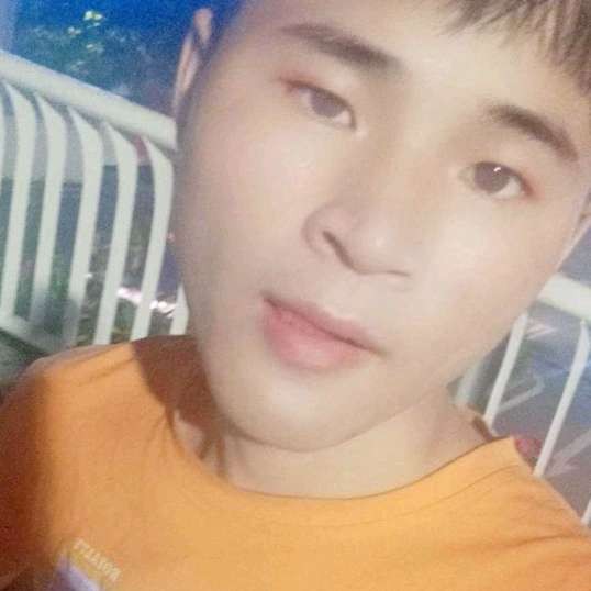 忐忑拿钢笔的照片