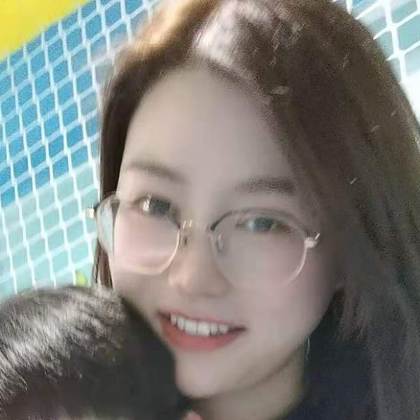 靓丽扯外套的照片