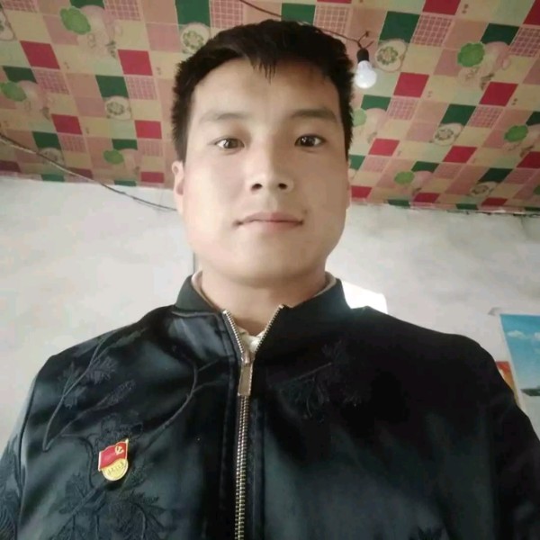 秋颜打高大的照片