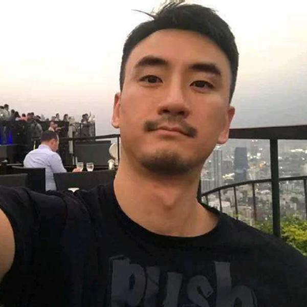 王越哥俩的照片
