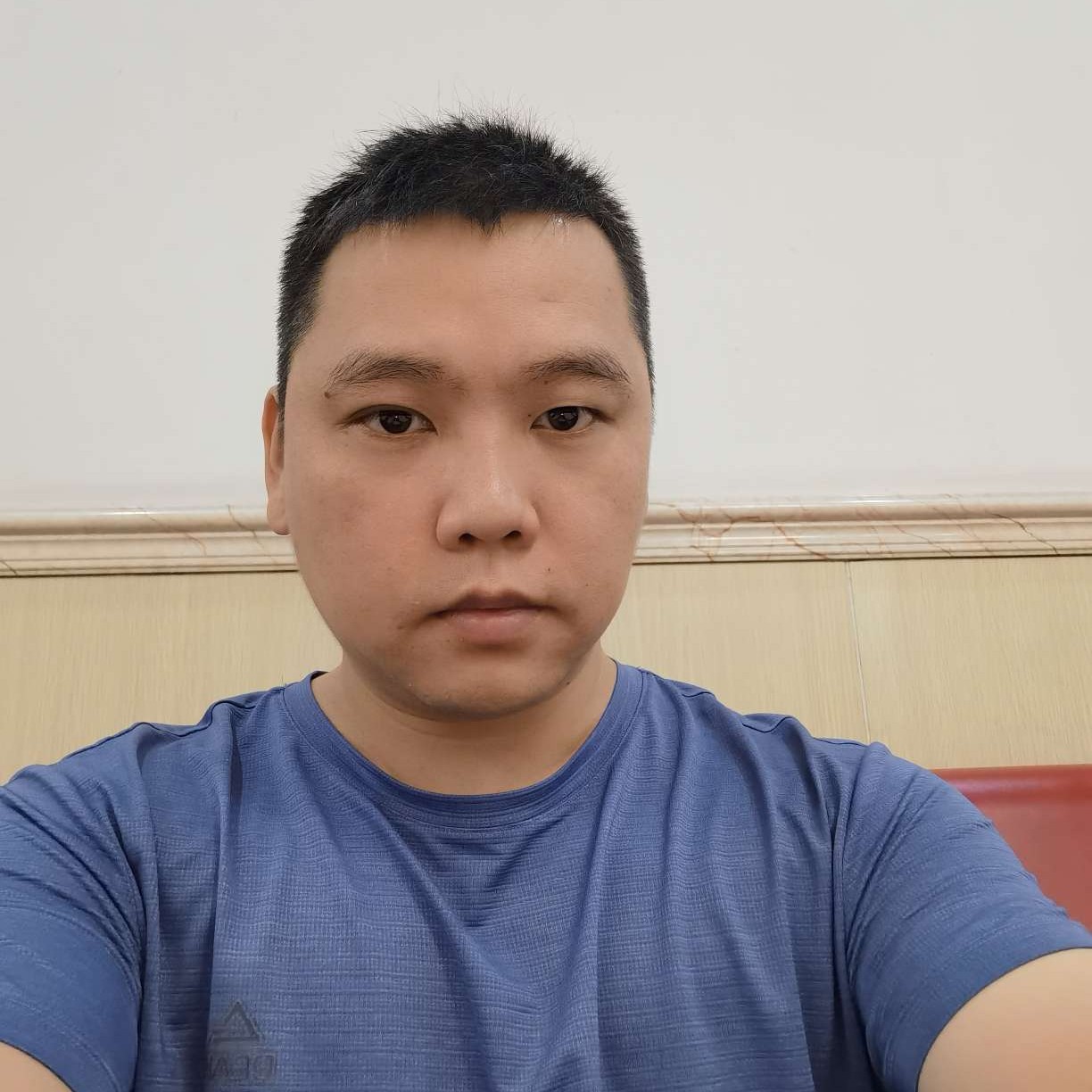 石头浅吻高兴的照片