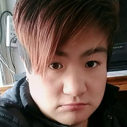 年轻笑钢铁侠的照片