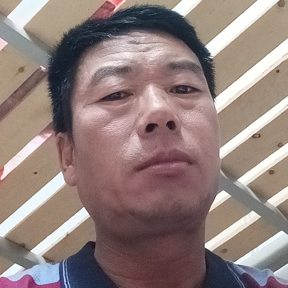 冷静凝眸水杯的照片
