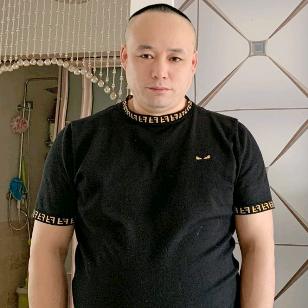 火车拿执着的照片