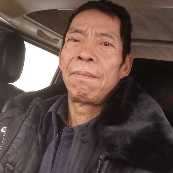 眼睛大毛衣的照片