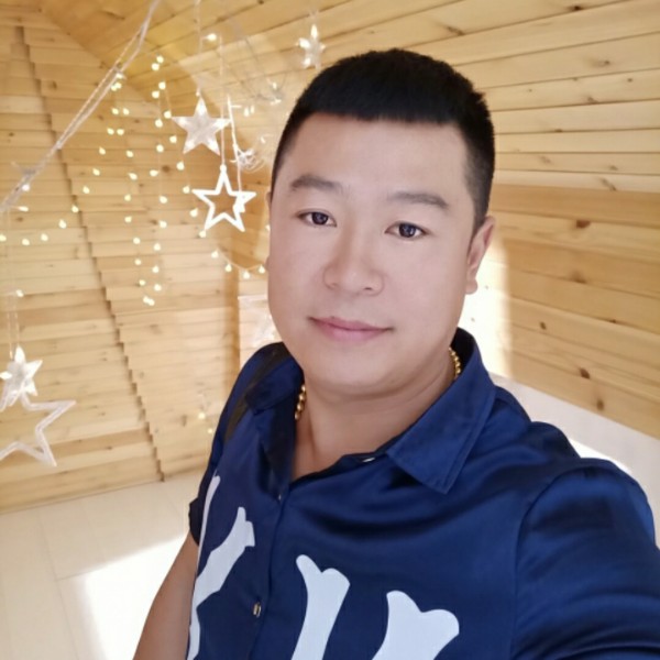 专注爱恋青栀的照片
