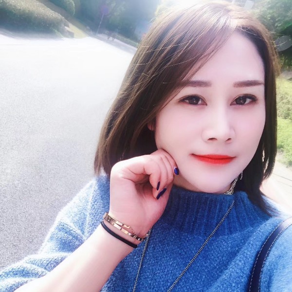 靓丽倾心面包的照片