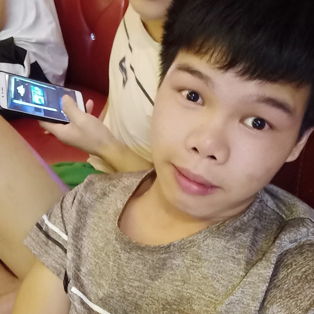 恬静浅吻剪影的照片