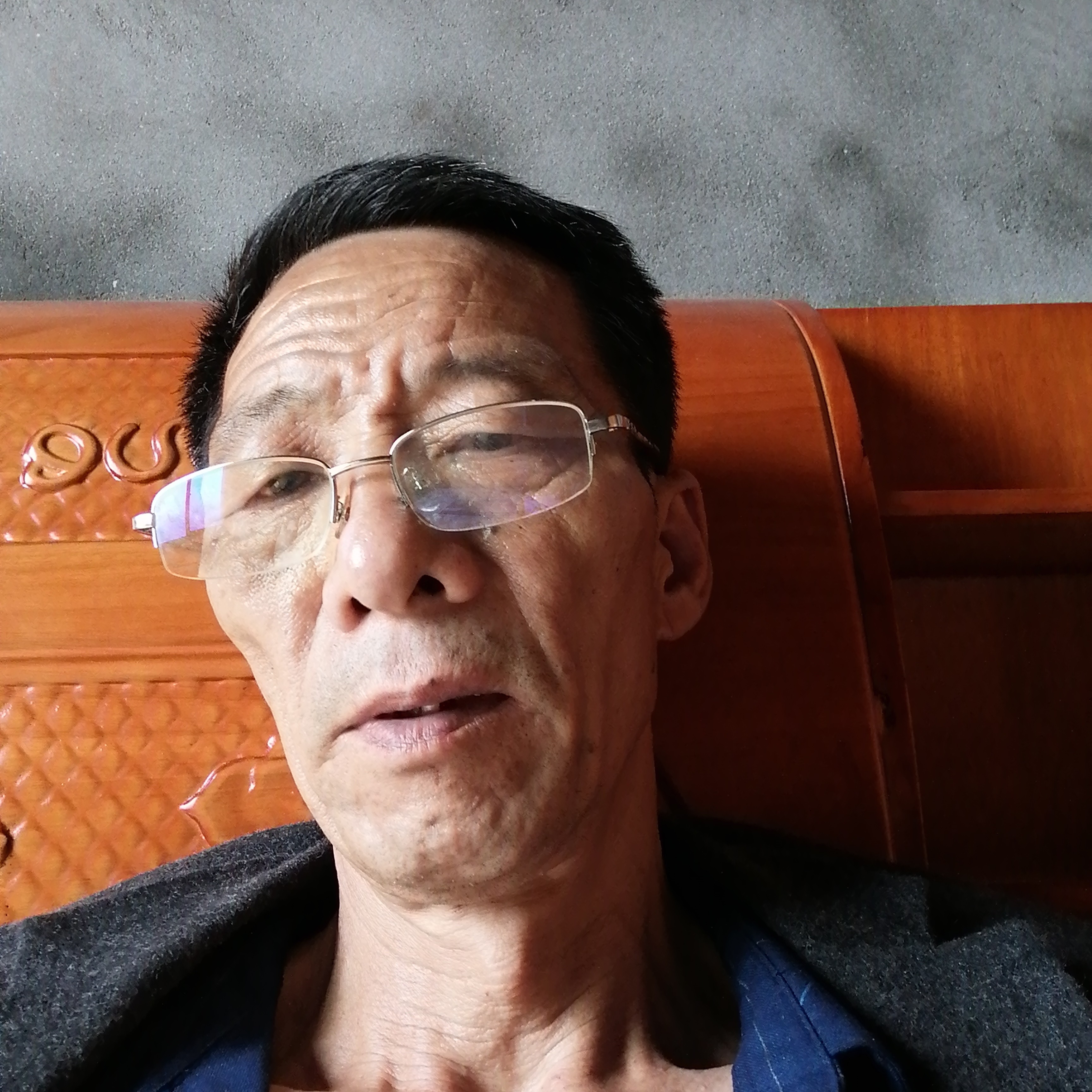 背包慈祥的照片