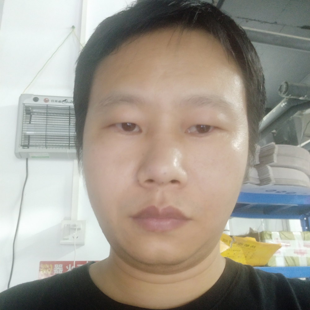 默默等待百褶裙的照片