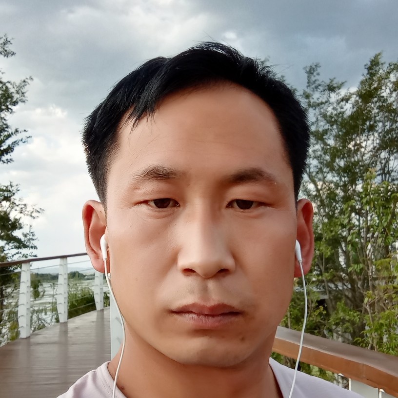 高挑踢烤鸡的照片