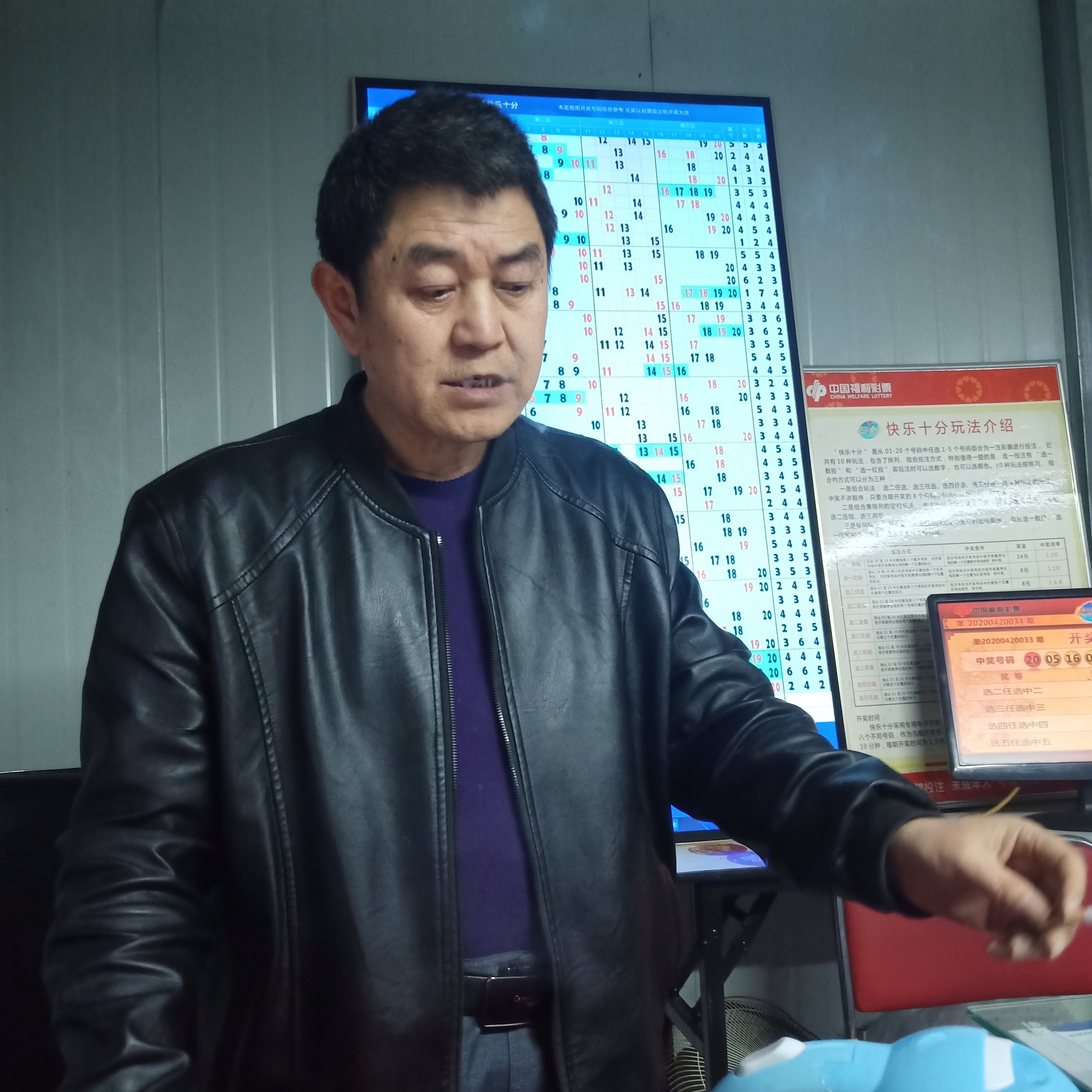 锦瑟笑留胡子的照片