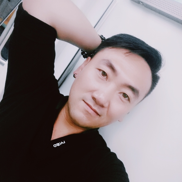 小伙友好的照片