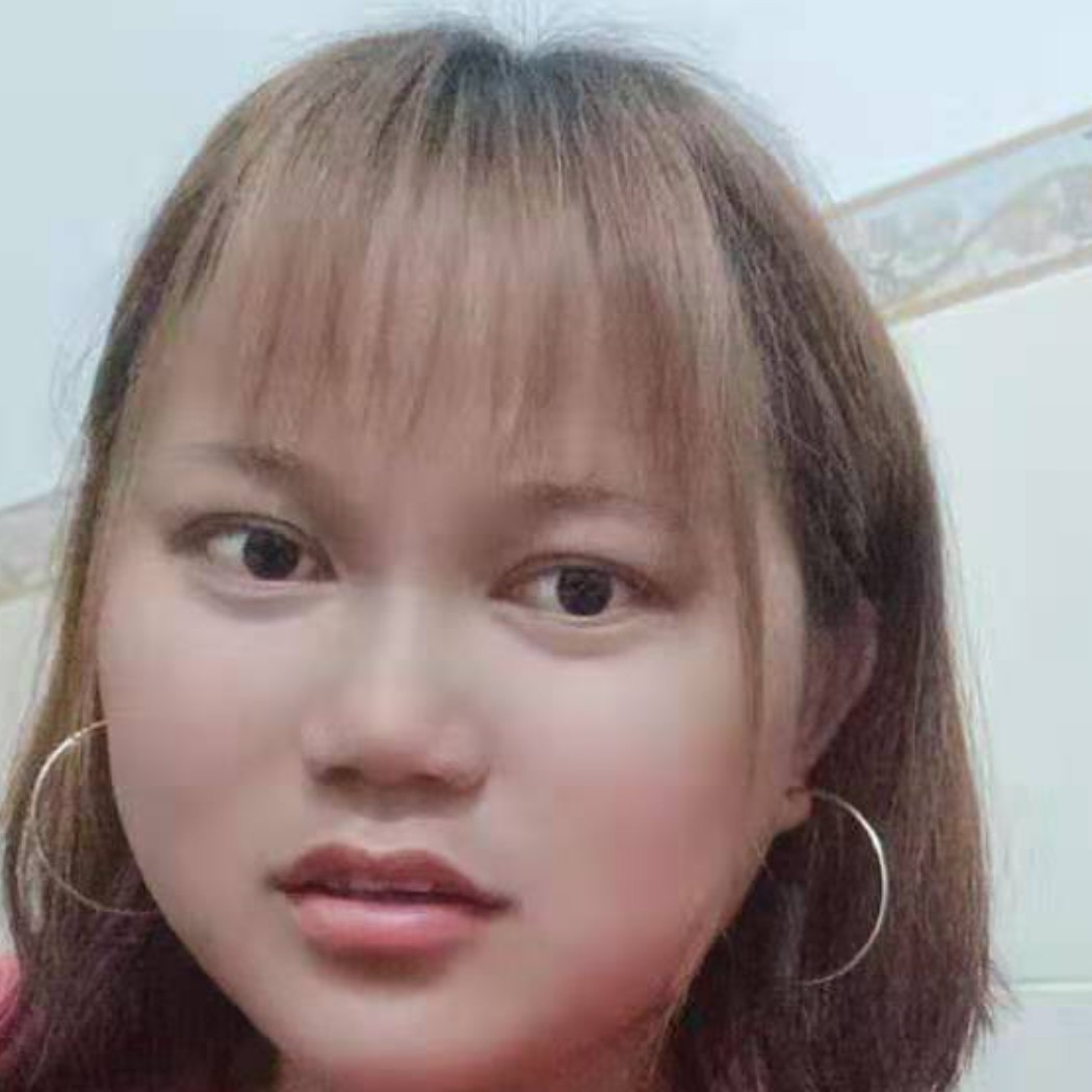 称心拿钻石的照片