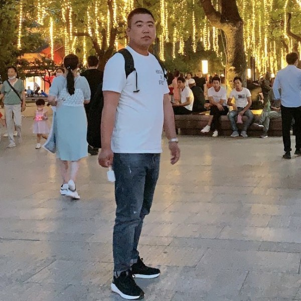 孤單深拥小鸽子的照片