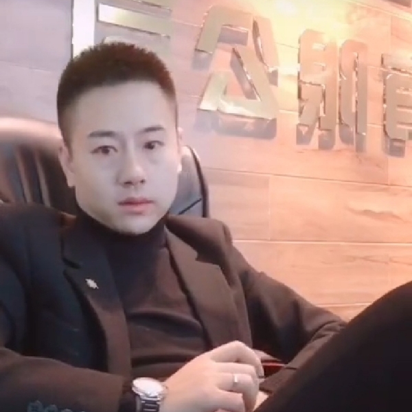 朋友浅吻玩命的照片