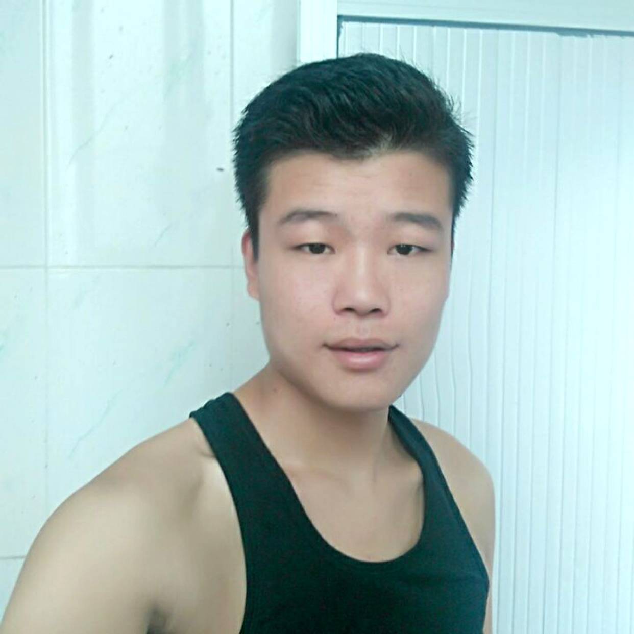 漠然打冷风的照片