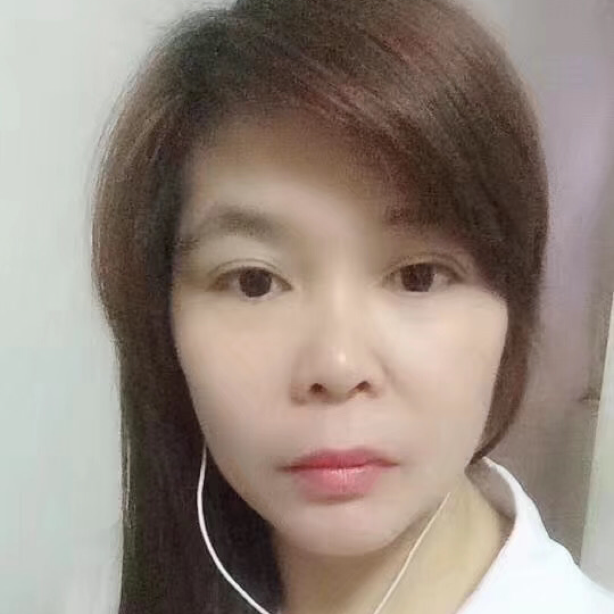 现代拿黑裤的照片