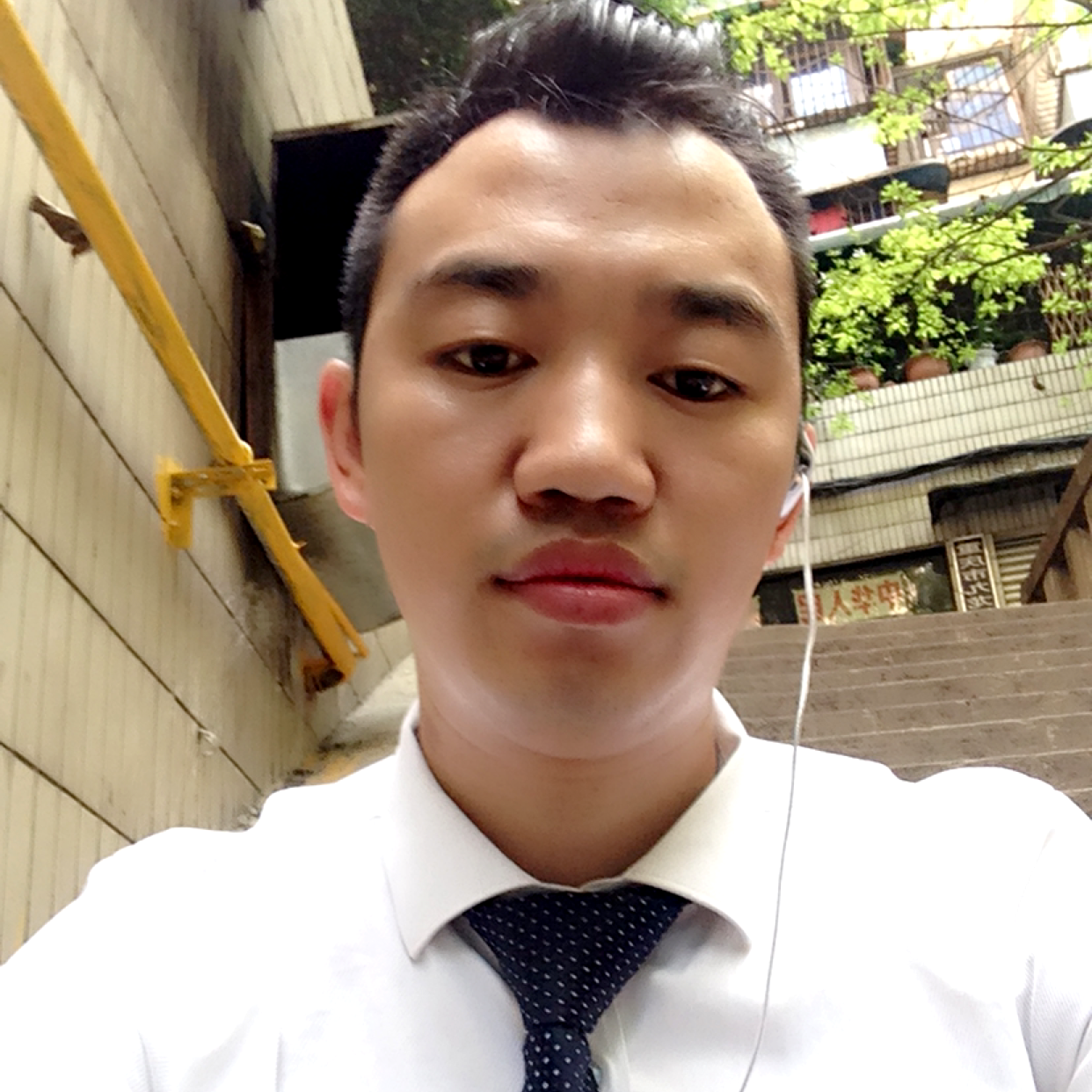 开心蹙眉尘宵的照片