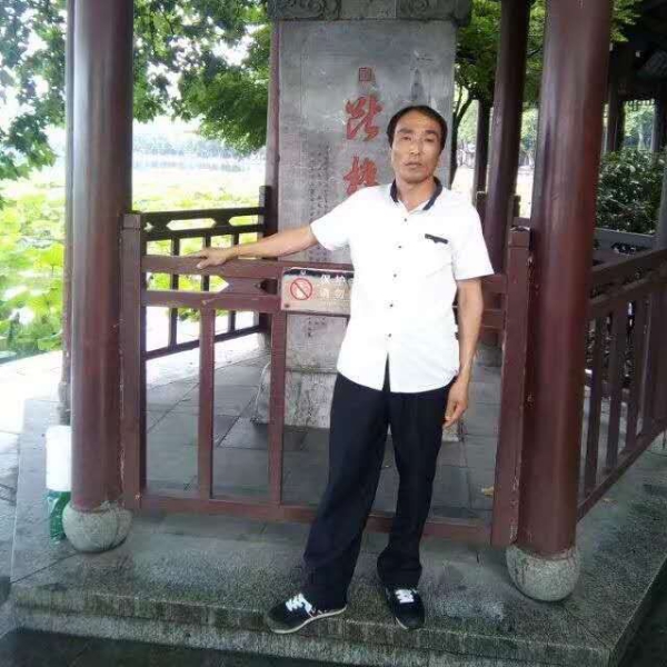 点燃最后一根烟的照片