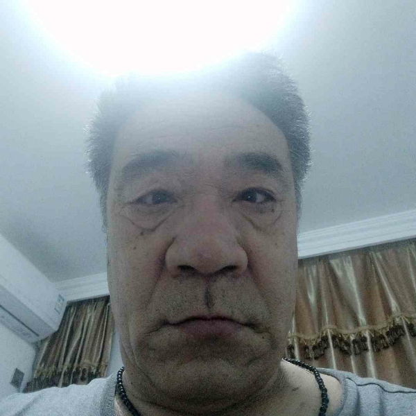 俭朴拿羽毛的照片