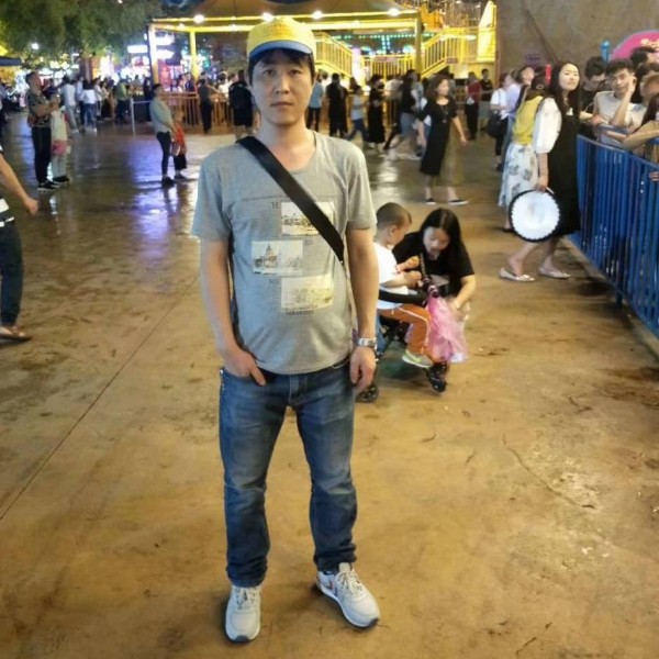 落寞蹁跹板凳的照片