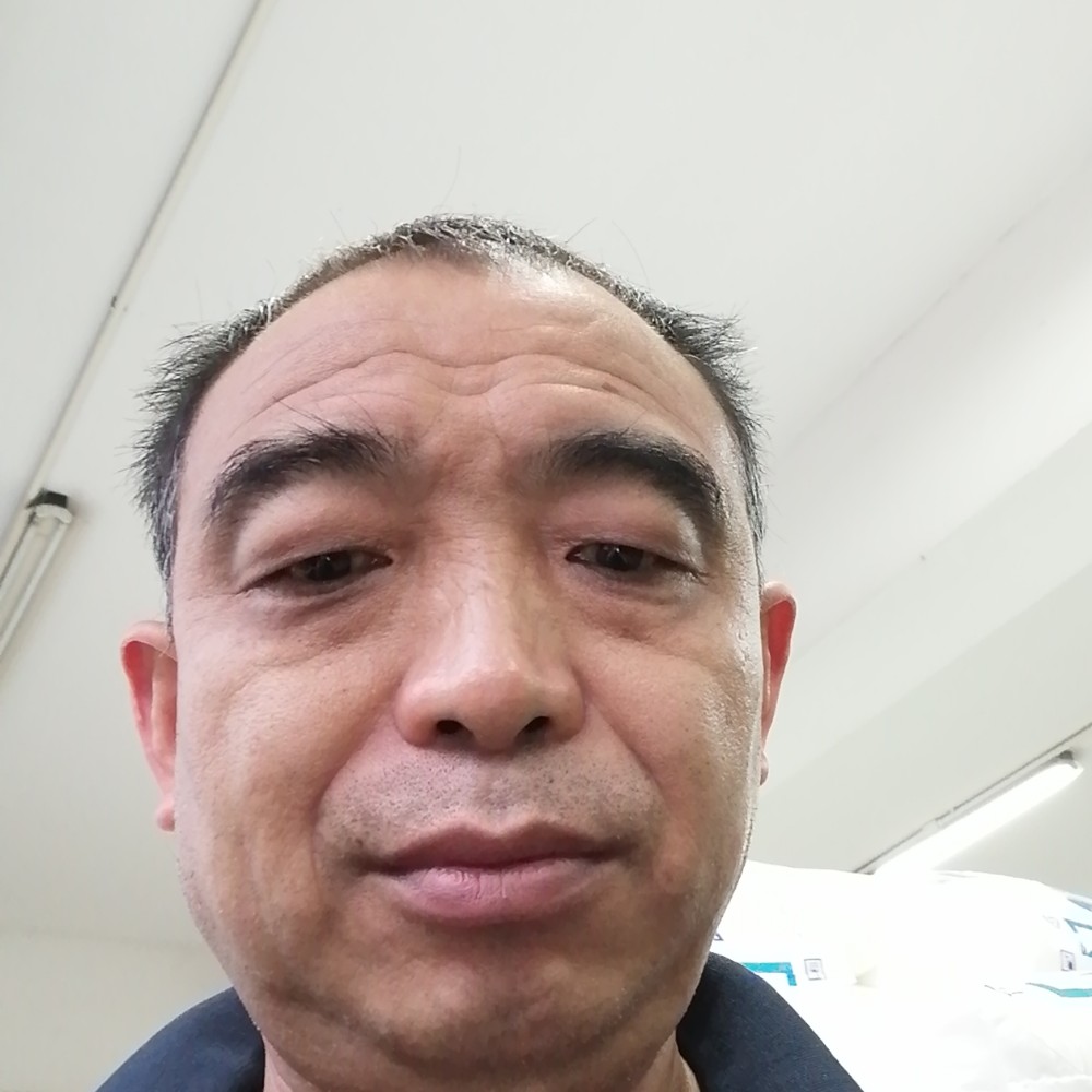 灯泡等待隐形的照片