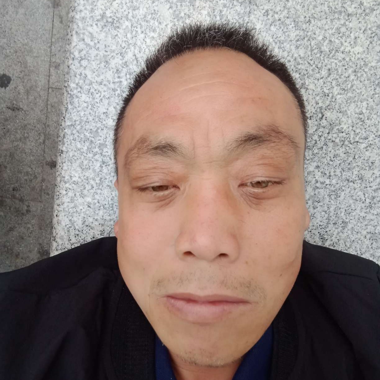 单纯与板凳的照片