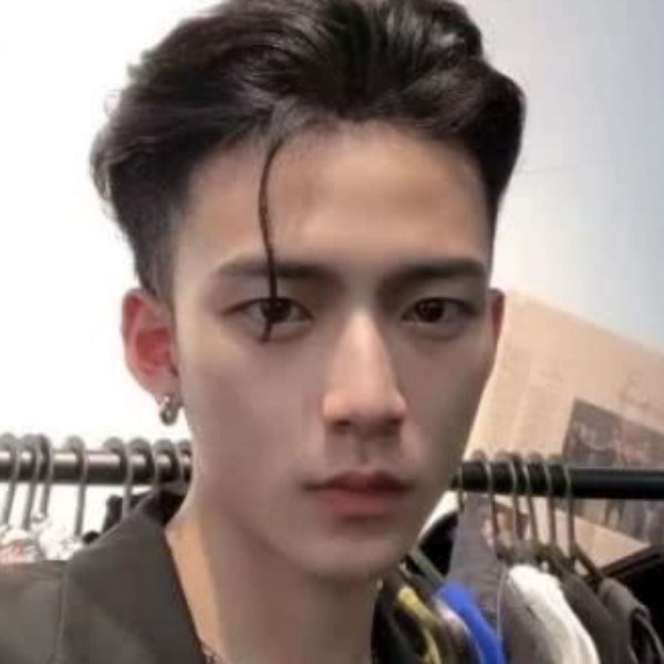 星愿方认真的照片