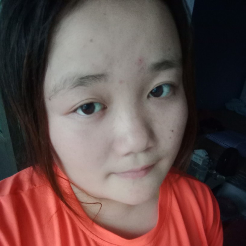 少女凝眸笑点低的照片