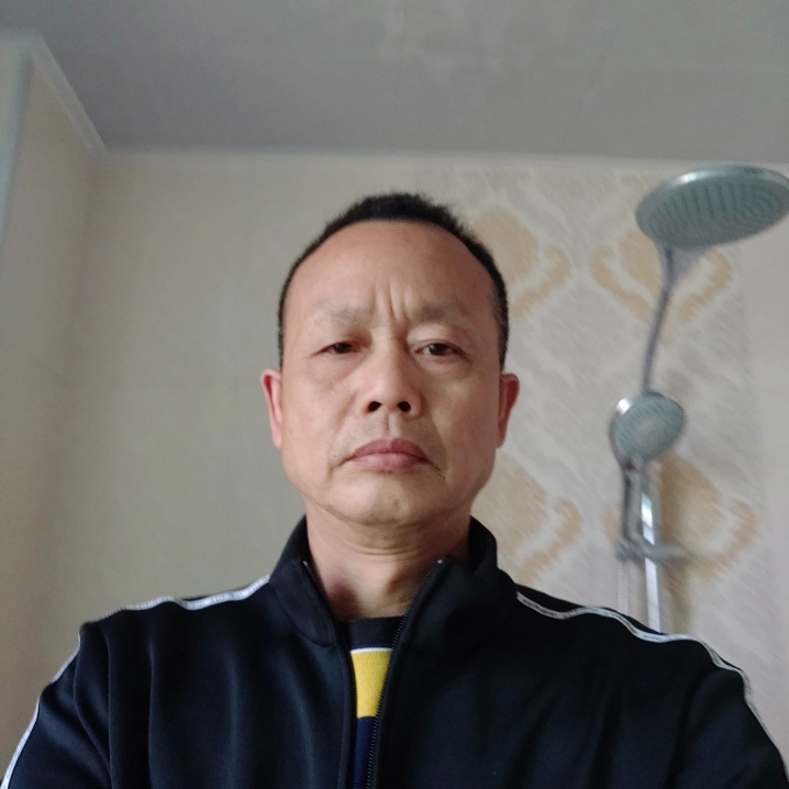 自行车拿现实的照片