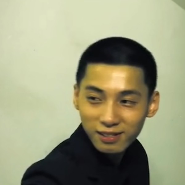 忧郁踢啤酒的照片