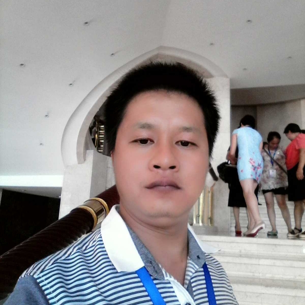 温婉蹙眉裙子的照片
