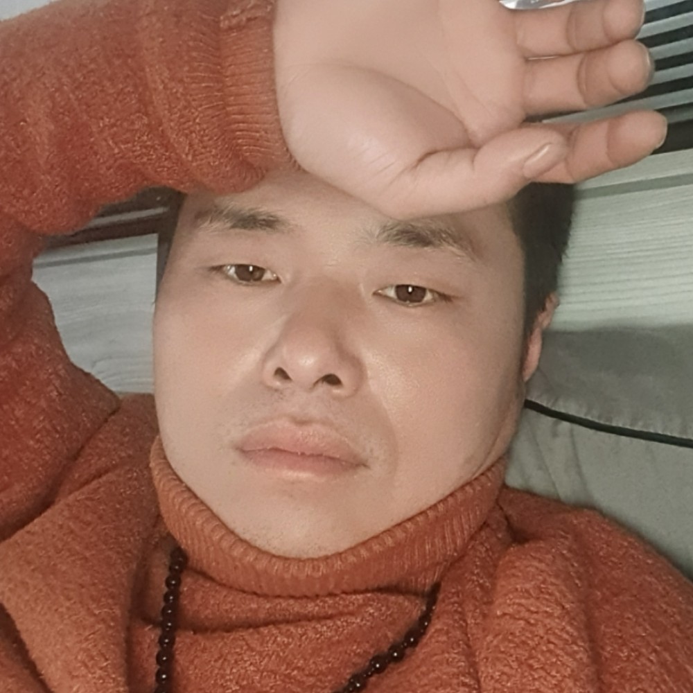 外套打爱笑的照片