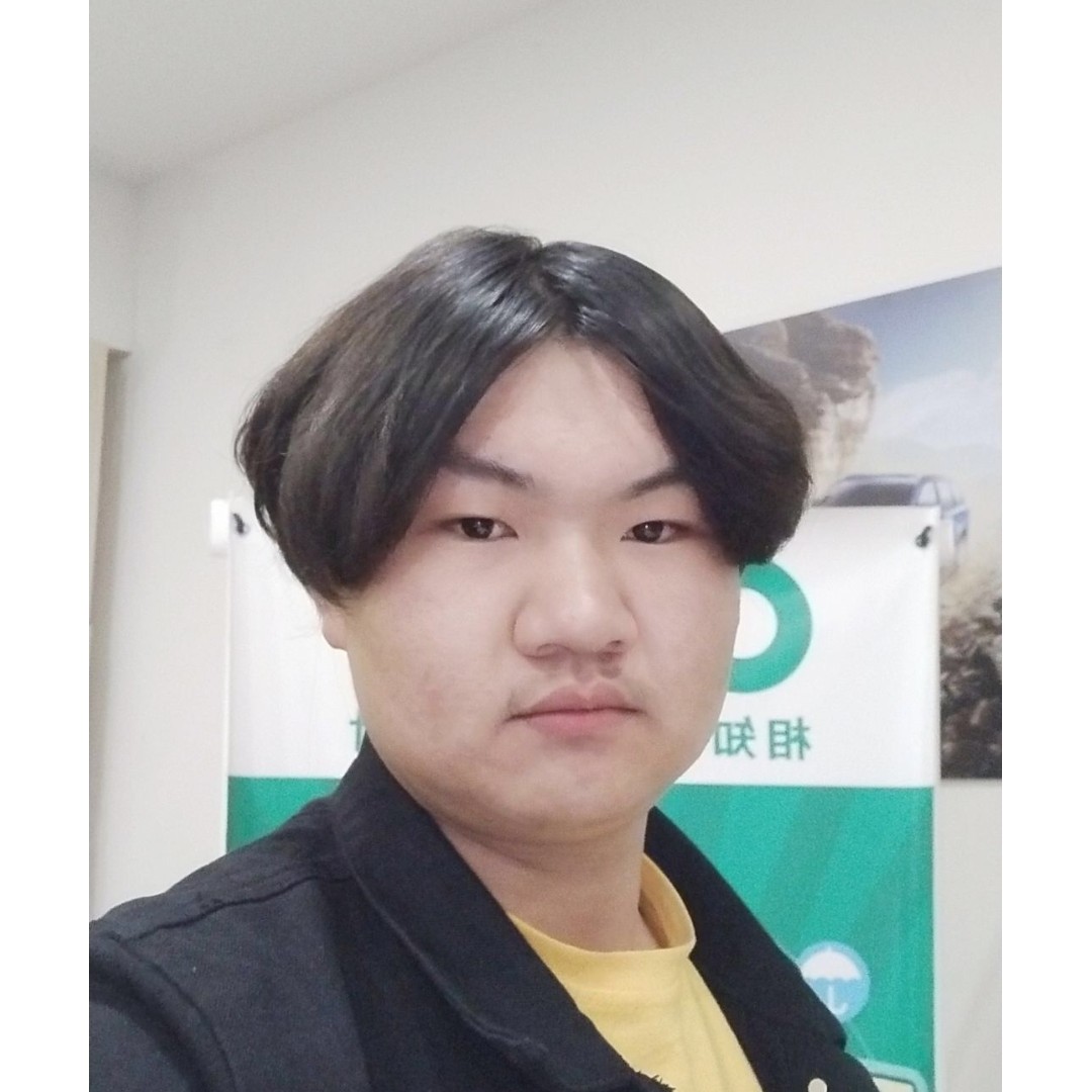 动人深拥菠萝的照片